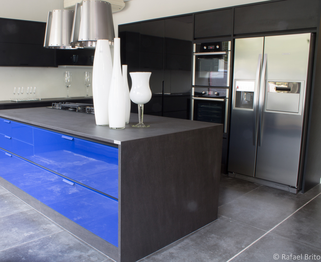 Loja de cozinhas utiliza Neolith® Basalt Black em projeto